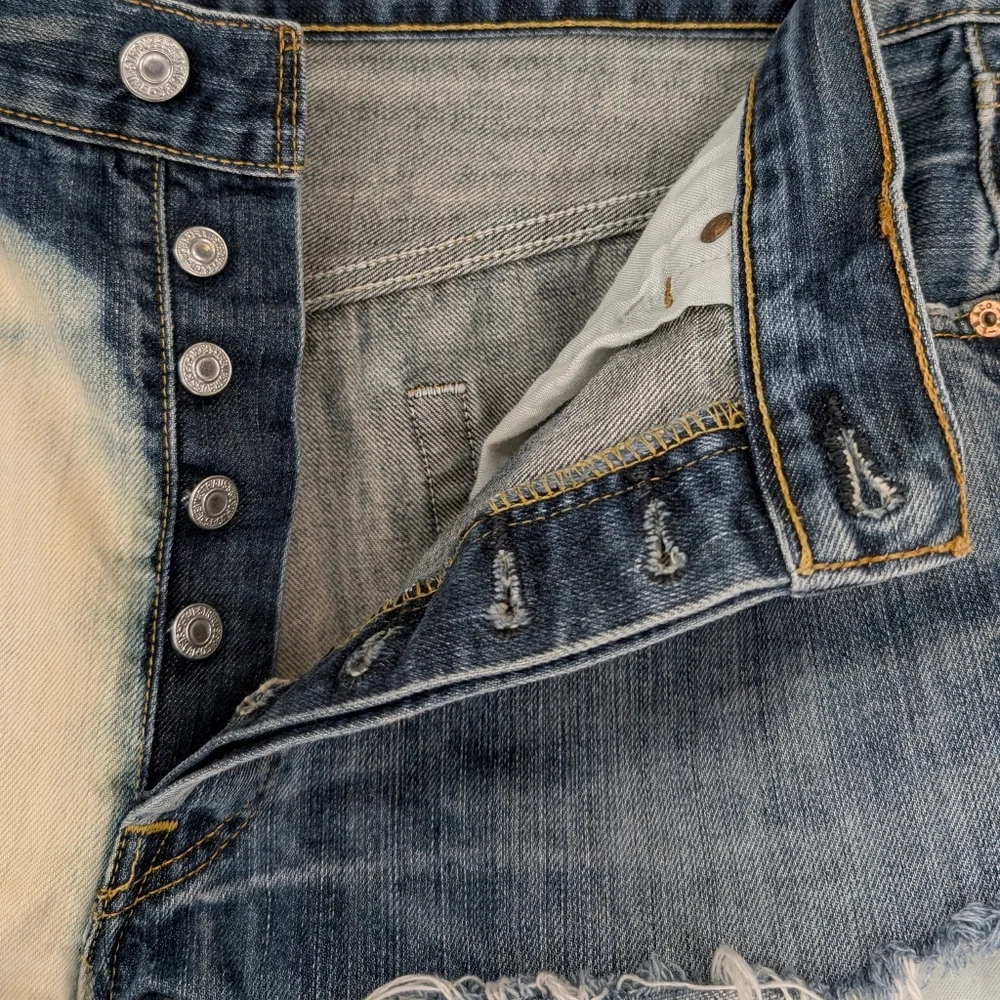 Levi's 501 Two-Tone Blue Cream Distressed Raw Hem Denim Cut-Off Booty Shorts 34